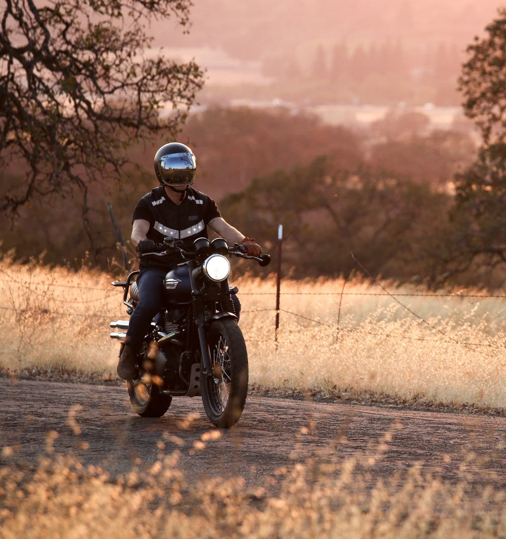 VuzMoto Fitness & Athletics LED Hi-Vis Running, Walking & Riding Vest 2 VuzMoto Fitness & Athletics LED Hi-Vis Running, Walking & Riding Vest